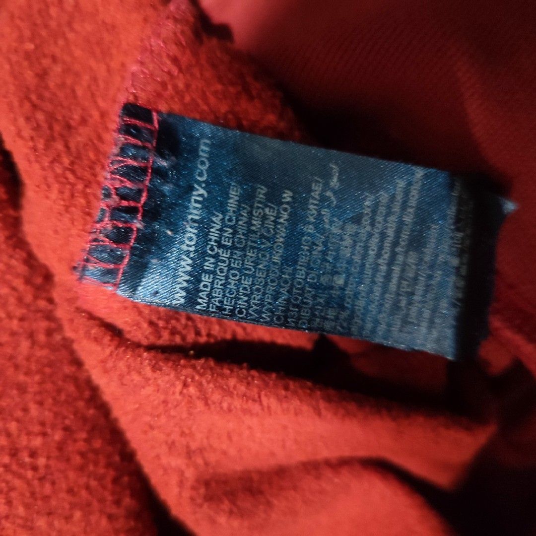 Tommy Hilfiger Sweat Shirt (Category: Coats, Jackets and Outerwear) located in Naga. Submitted by kleyy (Listing ID 1439927653, Image 2). Description: Small Medium color rate: 8.5/10 no issue pwede sa maselan lalabhan lang kasi na stock open for: jnt and lalamove.