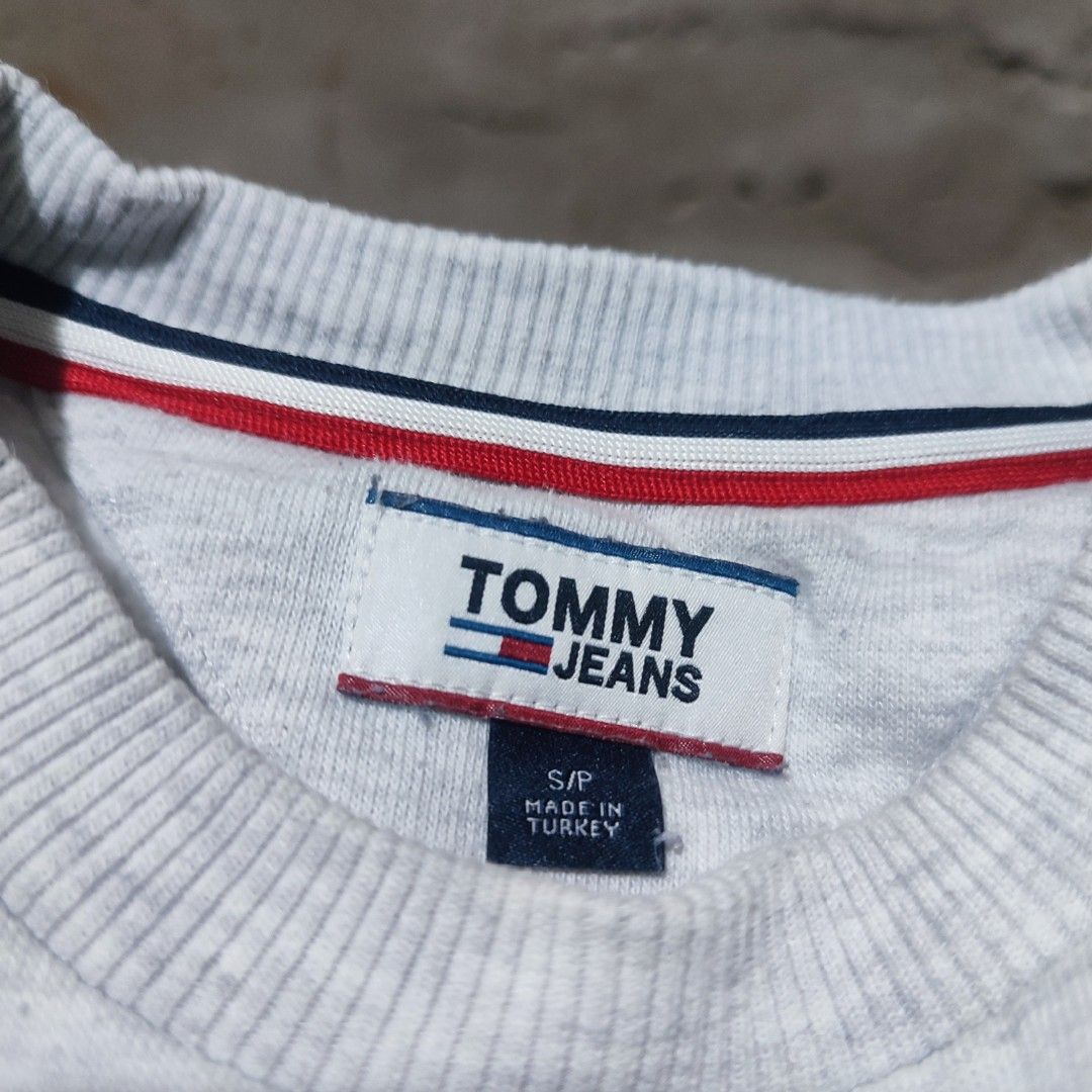 Tommy Jeans sweat shirt (Category: Coats, Jackets and Outerwear) located in Naga. Submitted by kleyy (Listing ID 1439927947, Image 2). Description: Small color rate: 8.9/10 may issue may yellow stain pwede sa maselan lalabhan lang kasi na stock open for: jnt and lalamove.