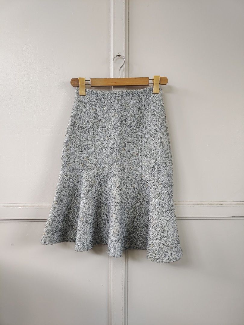 Tweed skirt (Category: Skirts) located in Manila. Submitted by cw.fits (Listing ID 1439818043, Image 1). Description: 24-26" waistline.