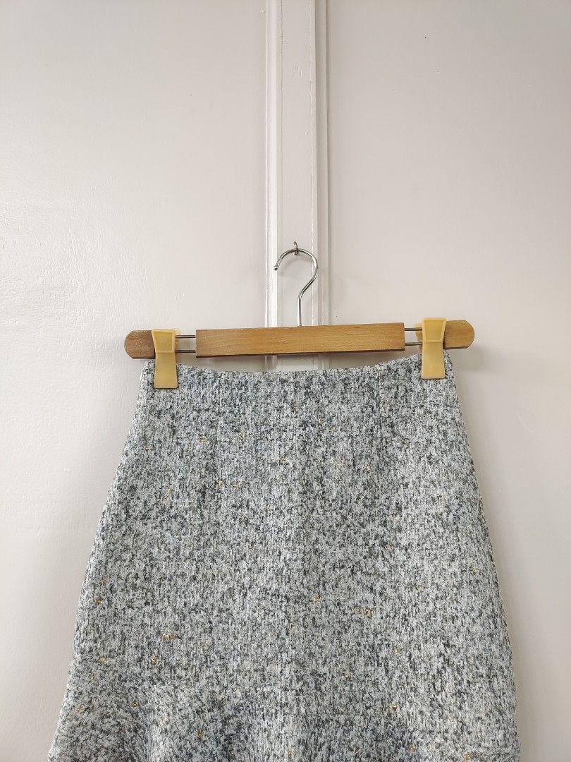 Tweed skirt (Category: Skirts) located in Manila. Submitted by cw.fits (Listing ID 1439818043, Image 3). Description: 24-26" waistline.