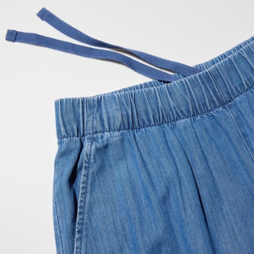 Uniqlo Cotton Relaxed Ankle Pants (Category: Jeans) located in Muntinlupa City. Submitted by arrosi (Listing ID 1439894724, Image 2). Description: Uniqlo Cotton Relaxed Ankle Pants Denim - Still new, washed. - Comfortable light blue denim pants - Stylish wide leg silhouette - Easy-fit elastic waistband - Perfect for casual everyday wear Payment Options 💸 *BPI or Gcash *Shipping via your preferred courier (c/o buyer) 😇 Please message me for inqu