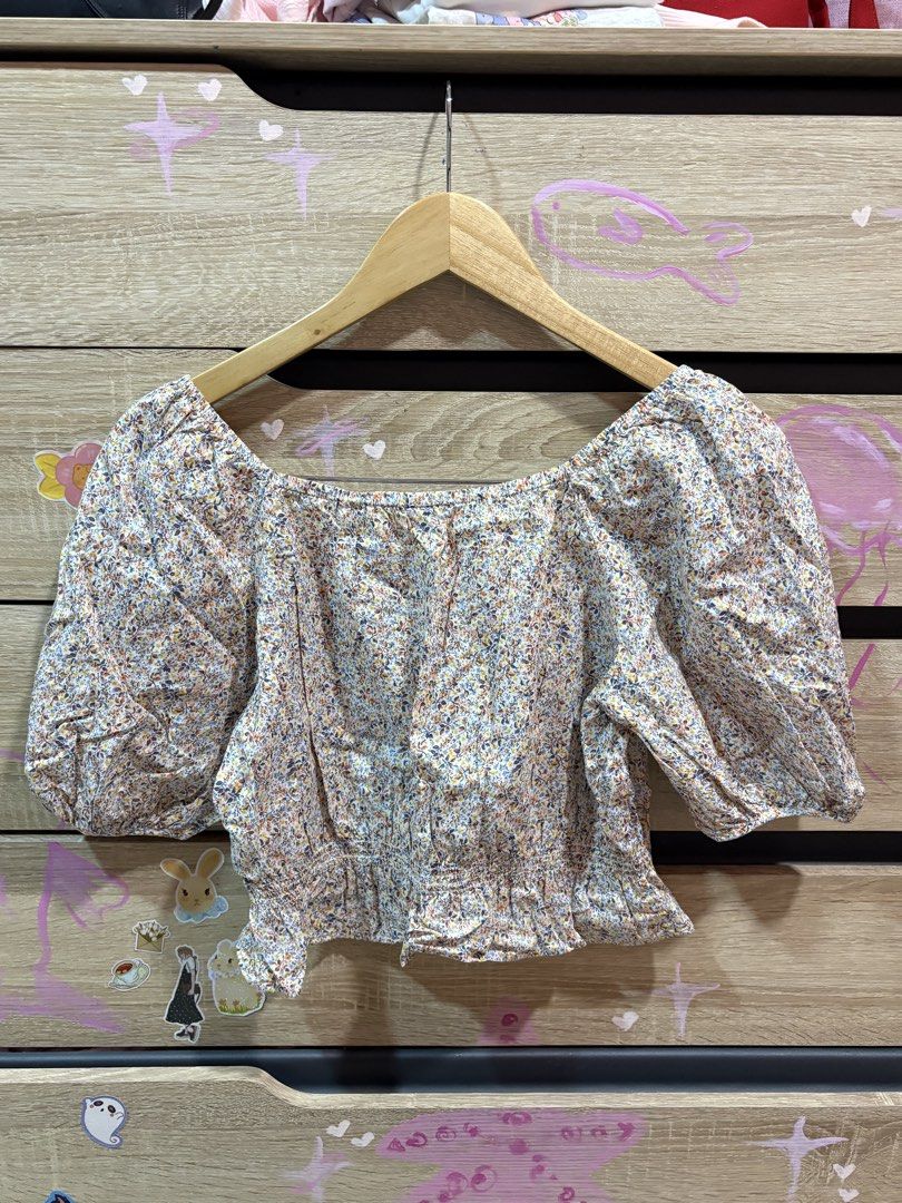 uniqlo floral blouse (Category: Blouses) located in Cebu City. Submitted by ynnee (Listing ID 1439961171, Image 2). Description: ᥫ᭡.ִֶָ𓂃 look here!! ❀ uniqlo square neck floral blouse w/ puff sleeves ❀ cropped length .