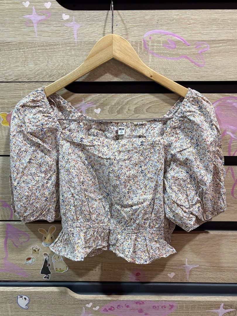 uniqlo floral blouse (Category: Blouses) located in Cebu City. Submitted by ynnee (Listing ID 1439961171, Image 1). Description: ᥫ᭡.ִֶָ𓂃 look here!! ❀ uniqlo square neck floral blouse w/ puff sleeves ❀ cropped length .