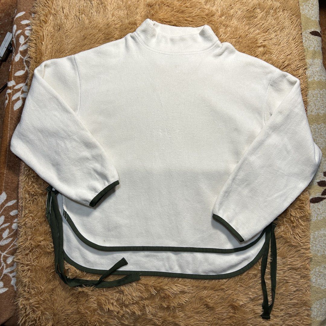Uniqlo white mountaineering sweater (Category: Coats, Jackets and Outerwear) located in Manila. Submitted by albrtthriftpicks (Listing ID 1439985686, Image 1). Description: 25x24 27 fit to M to L 550 freeshipping via jnt.