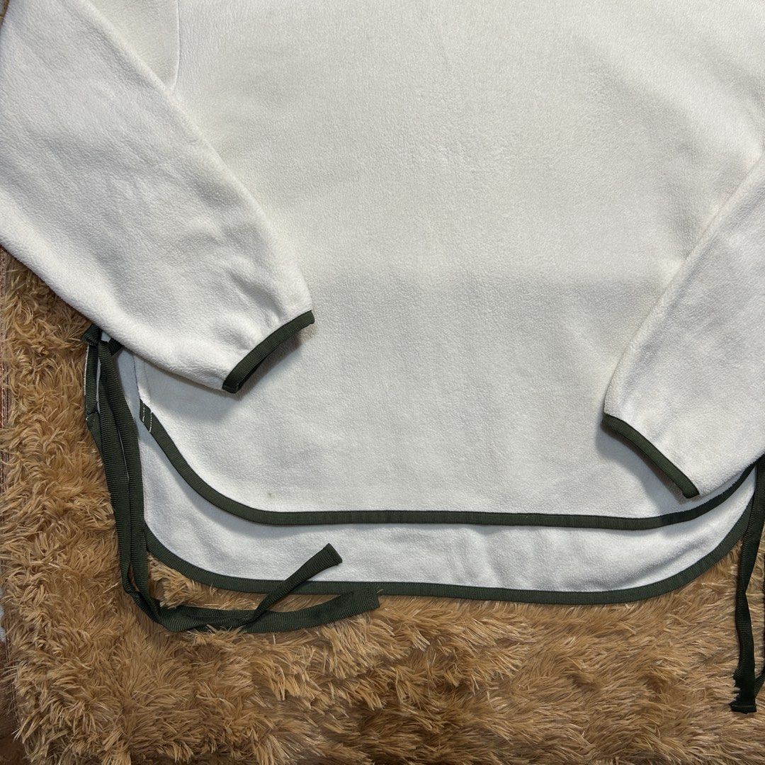 Uniqlo white mountaineering sweater (Category: Coats, Jackets and Outerwear) located in Manila. Submitted by albrtthriftpicks (Listing ID 1439985686, Image 3). Description: 25x24 27 fit to M to L 550 freeshipping via jnt.