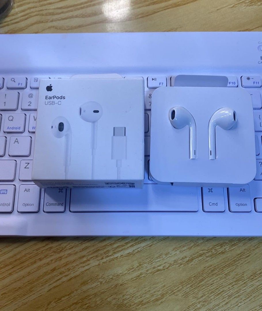 Usb-c earpods (Category: Headphones & Headsets) located in Manila. Submitted by pricious (Listing ID 1439882820, Image 1). Description: .