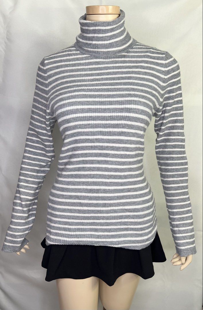 White and gray stripe sweater longsleeves (Category: Coats, Jackets and Outerwear) located in Mandaue City. Submitted by prettylangga (Listing ID 1439818432, Image 1). Description: Php 120 Size : xs to small (stretchable ) Brand : A30026 ✨Comment mine or DM 💛✨ No Cancellation of Orders No Return of items No Rush shipping No COD Please manage your expectations If you are ready to order, Please fill out order form and send it through private messa