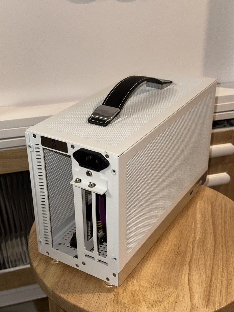 White Portable ITX PC Case with Handle463983297525207040