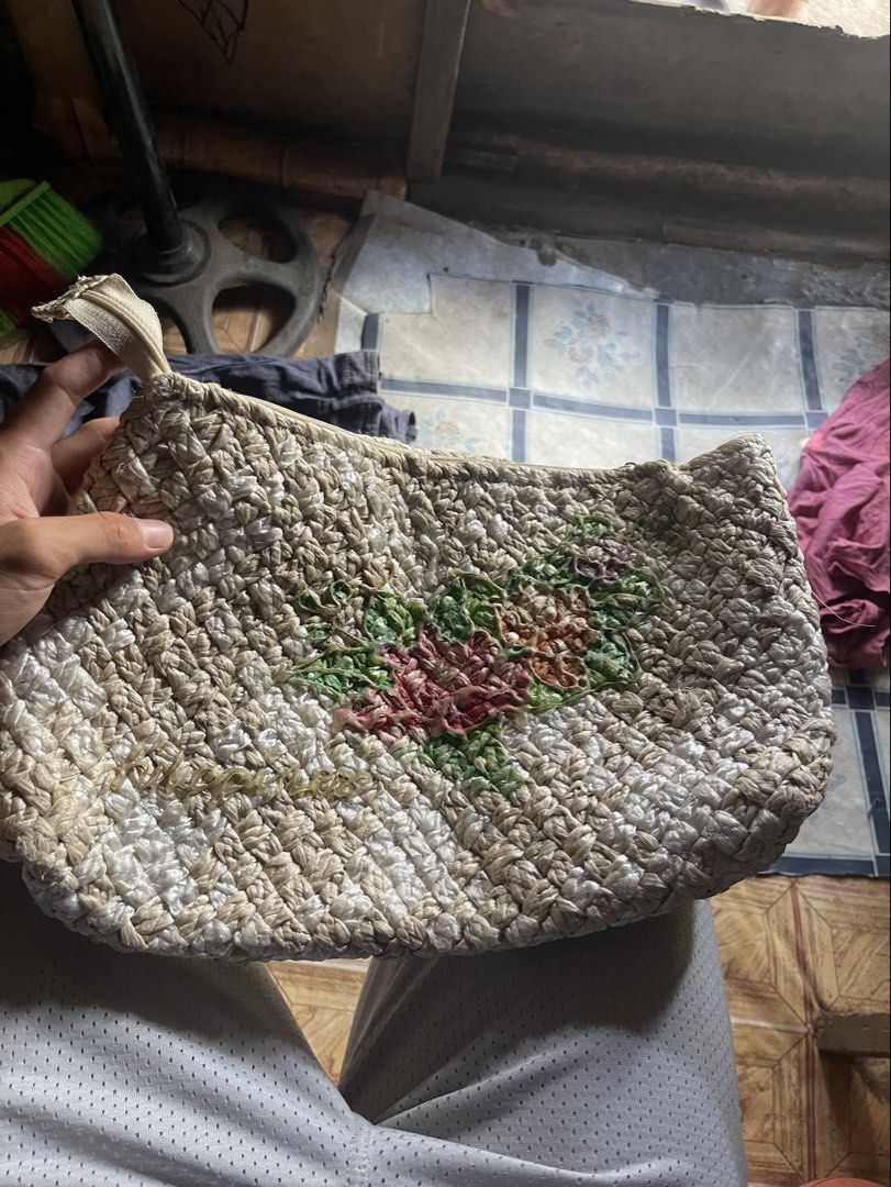 Woven Bag (Category: Purses & Pouches) located in Naic. Submitted by johnrell1234 (Listing ID 1439825020, Image 1). Description: .