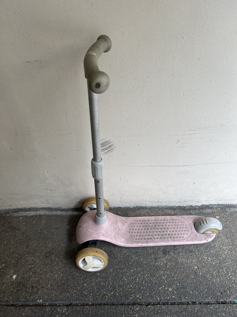 Xiaomi stoller. Kids stroller. Children’s stroller (Category: Other Babies Going Out Needs) located in Pasig City. Submitted by igitigit (Listing ID 1439837472, Image 1). Description: Function properly. Just need to clean it. .