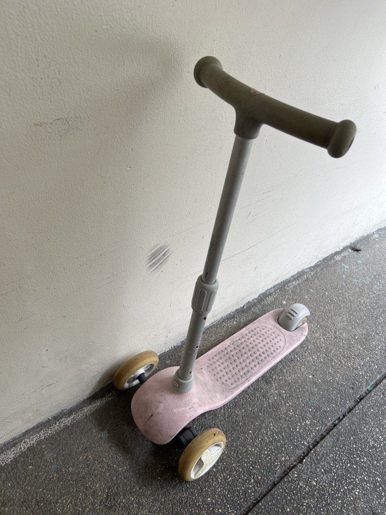 Xiaomi stoller. Kids stroller. Children’s stroller (Category: Other Babies Going Out Needs) located in Pasig City. Submitted by igitigit (Listing ID 1439837472, Image 2). Description: Function properly. Just need to clean it. .