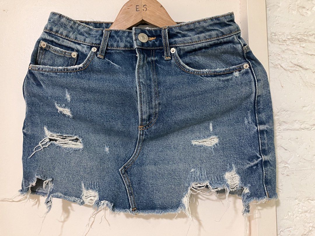 Zara Denim Skirt (Category: Skirts) located in Makati City. Submitted by rubyaltiche (Listing ID 1439851015, Image 1). Description: - Zara denim skirt - Distressed details - Classic five-pocket design - Raw hem - Size S - Made in Bangladesh - 100% ecologically grown cotton.