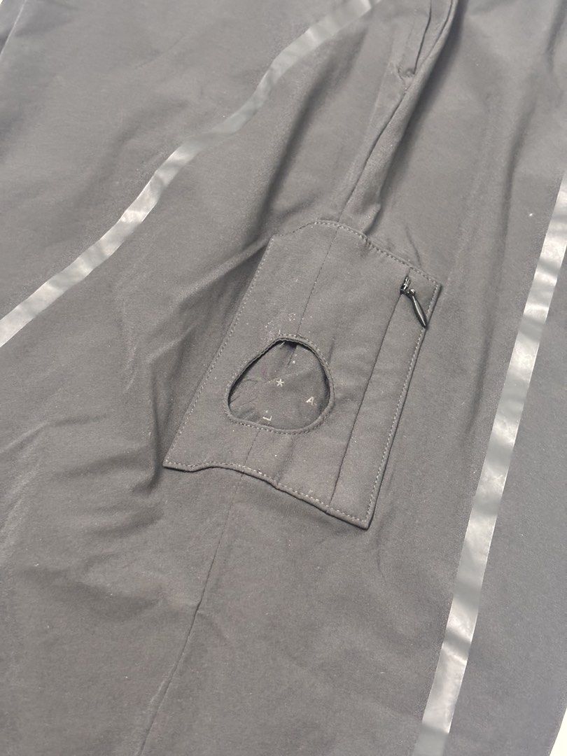 A-COLD-WALL* Woven Welded Pants (Category: Joggers) located in Quezon City. Submitted by willsmile (Listing ID 1440102527, Image 3). Description: A-COLD-WALL* Woven Welded Pants Size Medium Width 32-34 Length 40.