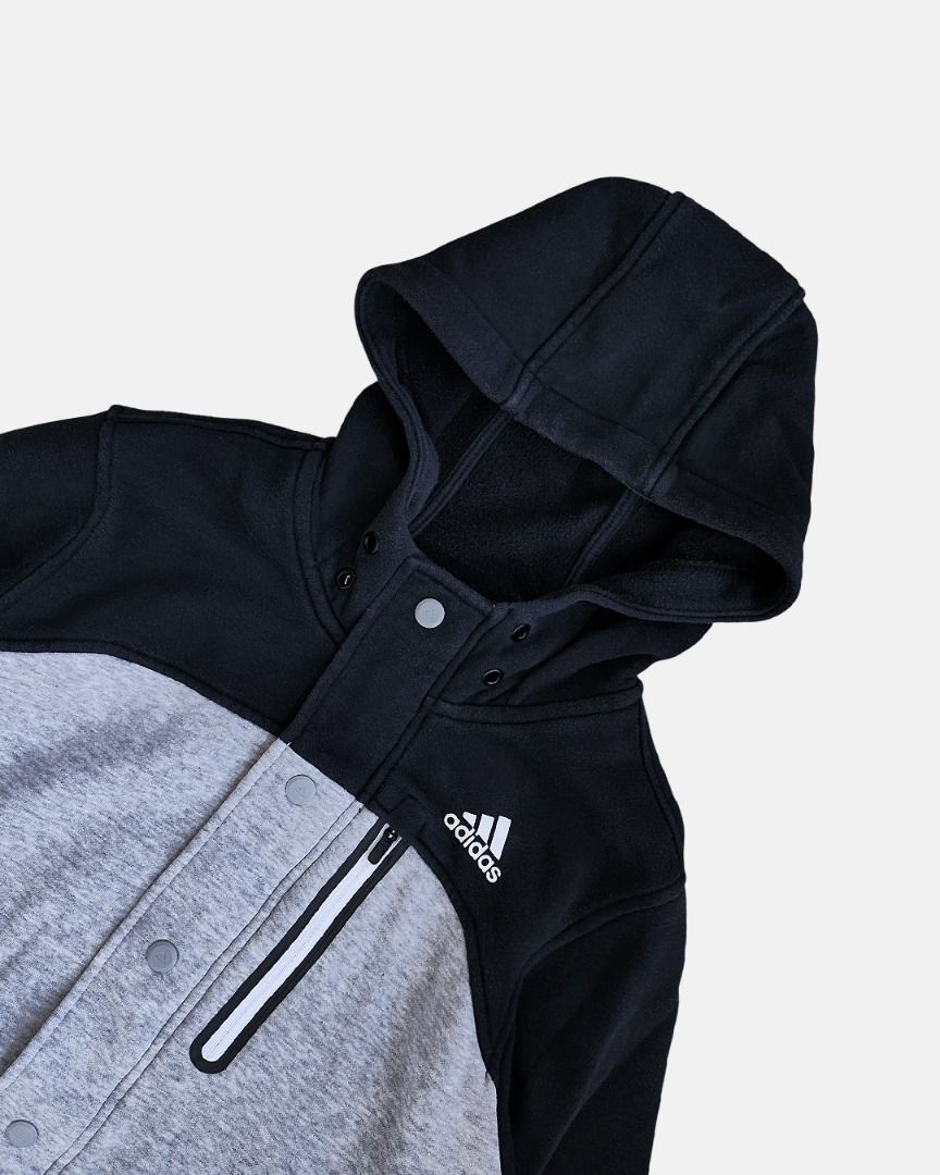 ADIDAS S04060 TWO-TONE HOODED BOMBER JACKET (Category: Coats, Jackets and Outerwear) located in Naga. Submitted by vision.zeroarchive (Listing ID 1440016549, Image 2). Description: 🔸 Tag Size: L 📏 Length: 26.5 in | Width: 21 in ✨ Condition: 9/10 📝 Notes: The dark panels show some natural lint accumulation from age, which can be easily minimized with a quick lint shave to restore a cleaner finish ━━━━━━━━━━━━━━━━━━ 💰 MINE: ₱399 ⚡ Excludes ship