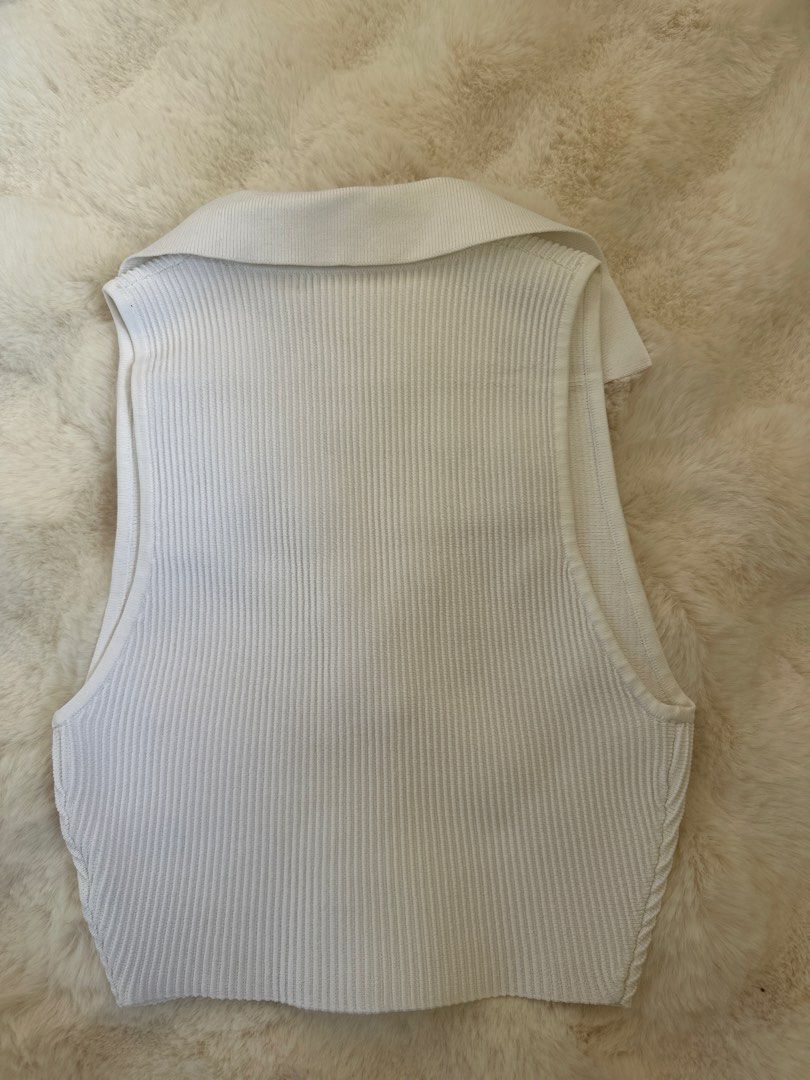 Aritiza White Ribbed Collared Sleeveless Top XS (Category: Sleeveless) located in Binan City. Submitted by piaa.13 (Listing ID 1440018619, Image 2). Description: Fabric is stretchy.