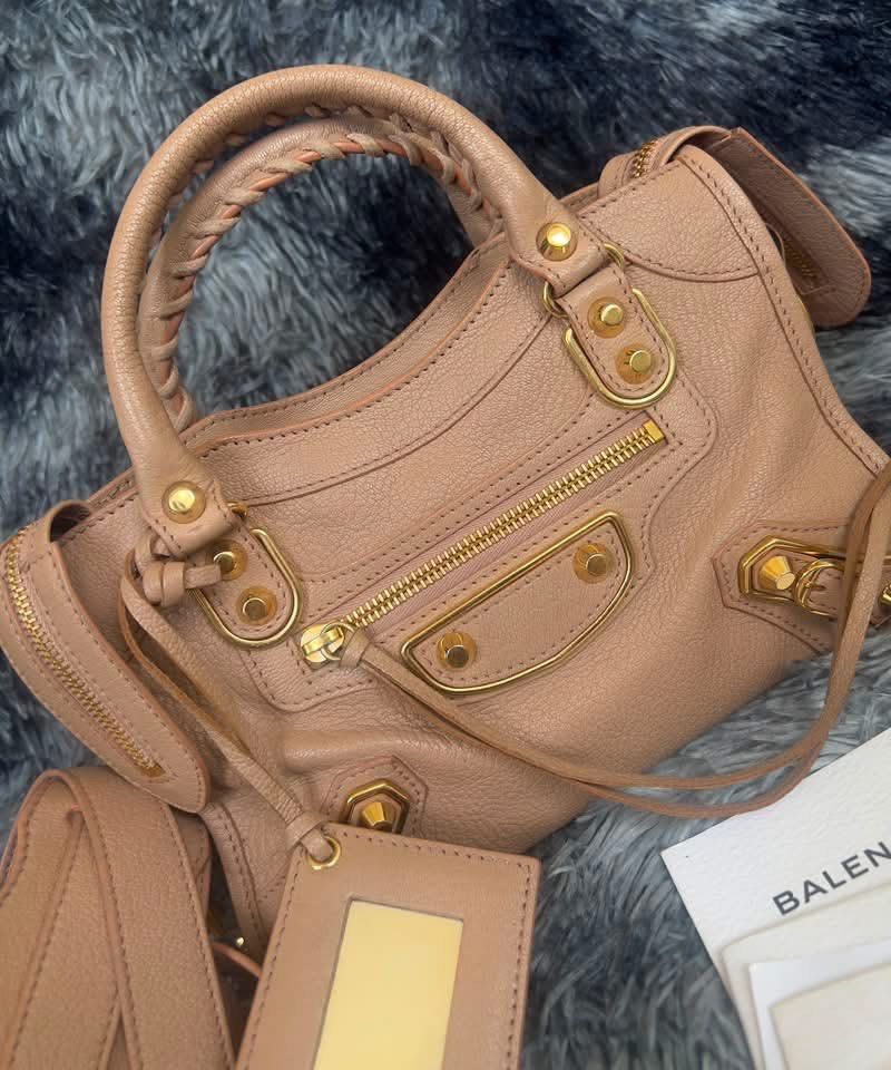 Authentic Balenciaga Metallic Edge Mini City Bag (Category: Luxury Bags & Wallets) located in Pasig City. Submitted by sheyfabph (Listing ID 1440029610, Image 3). Description: - Authentic Balenciaga Metallic Edge Mini City bag - LegitGrails authenticated - Condition: Rank A (minimal signs of use) - Includes: Detachable shoulder strap, mirror tag 59k.