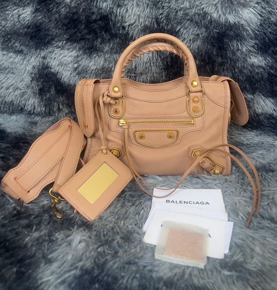 Authentic Balenciaga Metallic Edge Mini City Bag (Category: Luxury Bags & Wallets) located in Pasig City. Submitted by sheyfabph (Listing ID 1440029610, Image 2). Description: - Authentic Balenciaga Metallic Edge Mini City bag - LegitGrails authenticated - Condition: Rank A (minimal signs of use) - Includes: Detachable shoulder strap, mirror tag 59k.