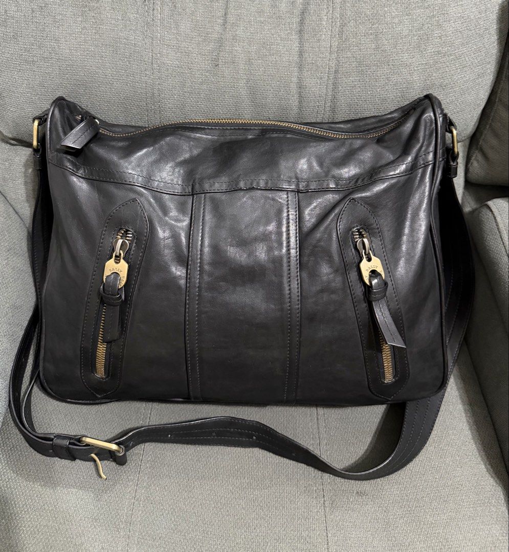 Authentic Bally Messenger Bag (Category: Cross-body Bags) located in Quezon City. Submitted by chic.bags (Listing ID 1440036836, Image 1). Description: With code Riri under zip Pure leather No issue Actual photo posted Mop: gcash.