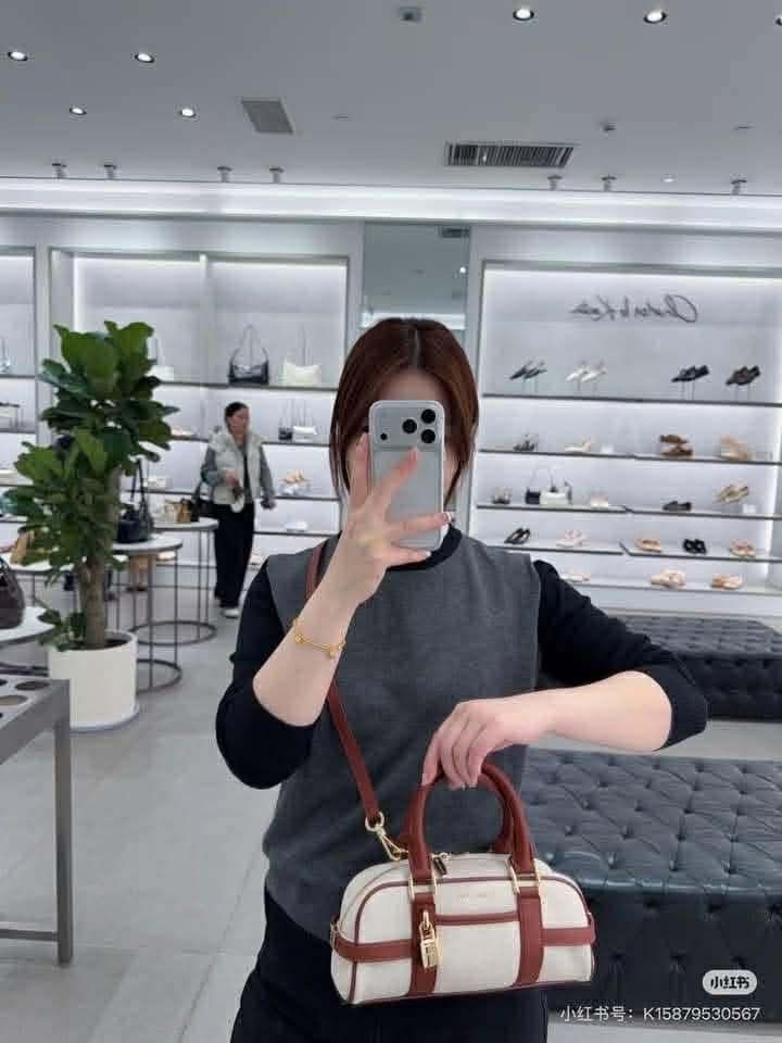 Authentic Charles amd Keith Bag for Women (Category: Cross-body Bags) located in Manila. Submitted by Authentic4Less_OLShop (Listing ID 1440020000, Image 2). Description: .
