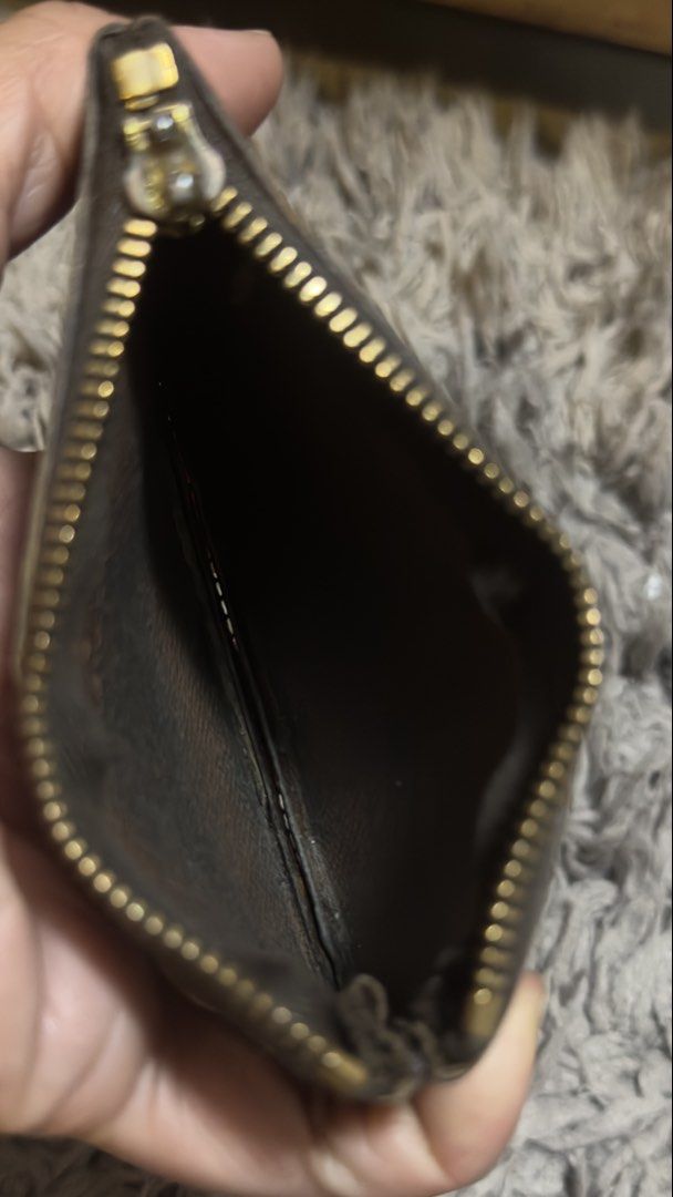 Authentic LV Coin Purse (Category: Luxury Bags & Wallets) located in San Pablo. Submitted by donaya_luxe (Listing ID 1440131399, Image 3). Description: See pictures to appreciate the condition of the coin purse Defect? Missing puller, but you can still glide to open and close the purse.