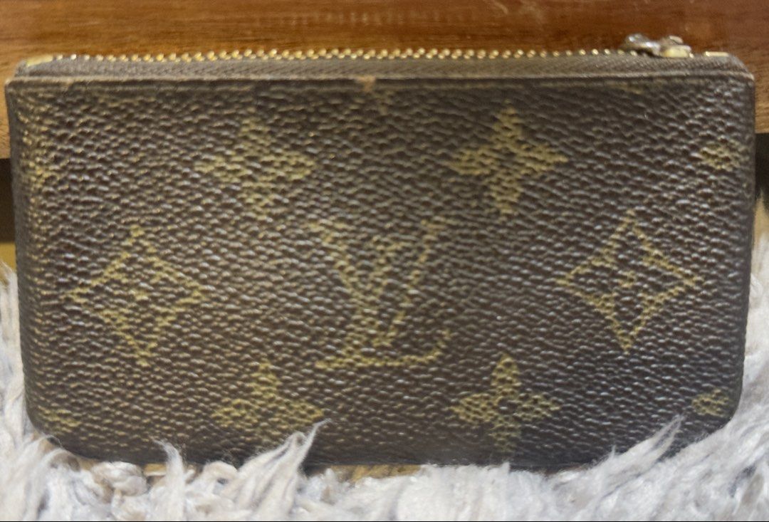 Authentic LV Coin Purse (Category: Luxury Bags & Wallets) located in San Pablo. Submitted by donaya_luxe (Listing ID 1440131399, Image 1). Description: See pictures to appreciate the condition of the coin purse Defect? Missing puller, but you can still glide to open and close the purse.