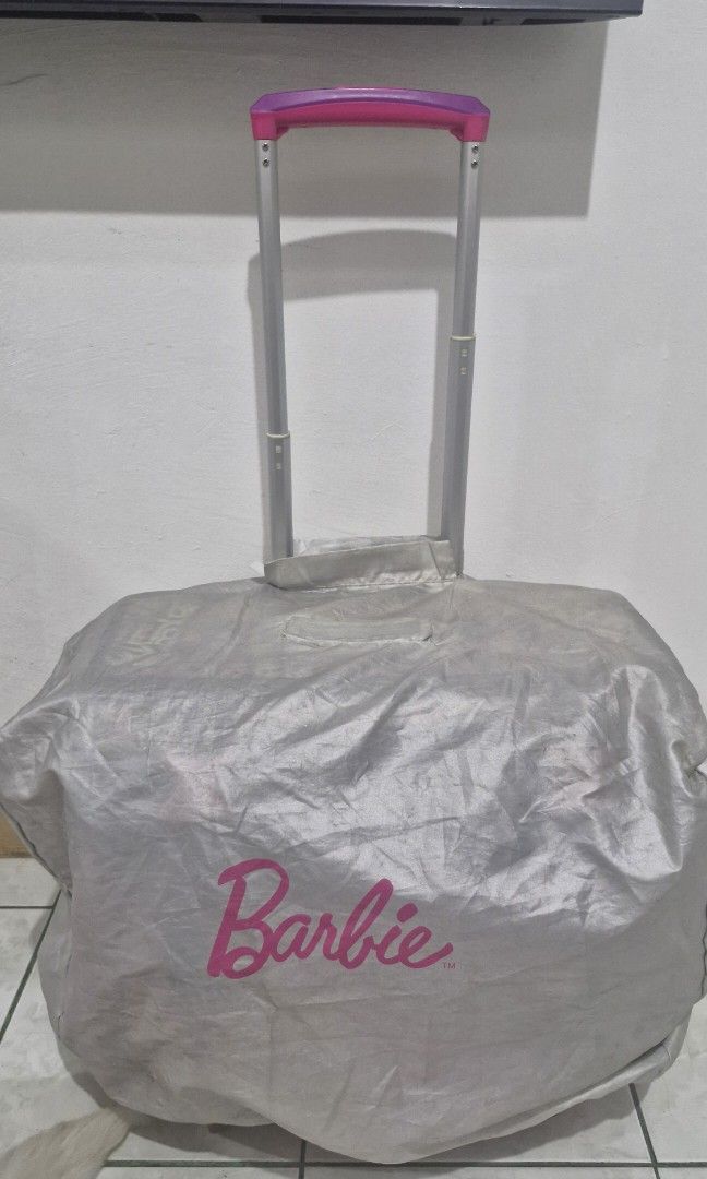 Barbie 16-Inch Box-Type Rolling School Trolley Bag (Category: Everything Else Others) located in Manila. Submitted by lucky.panda.online.s_hawk (Listing ID 1440026937, Image 2). Description: 𝐏𝐑𝐄𝐋𝐎𝐕𝐄𝐃 SCHOOL BAG 𝐅𝐎𝐑 𝐒𝐀𝐋𝐄🎀🎒Barbie 16-Inch Box-Type Rolling School Trolley Bag ❤️Pre-loved but well loved items 📦 Condition: (AS IS WHERE IS) 💰 Payment First 💸MoP: GCash/Cash/Bpi Online transfer.