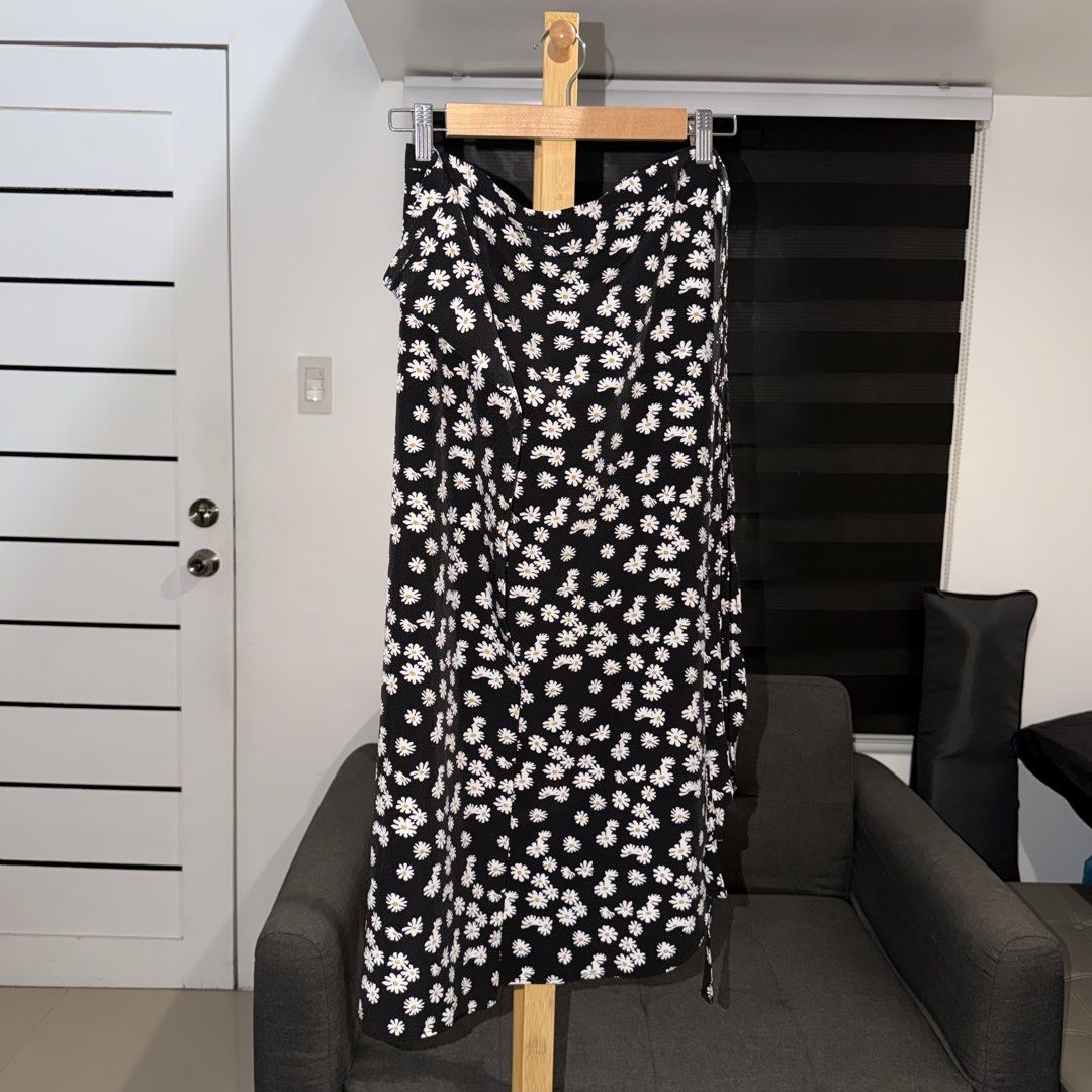Beach Summer Skirts L-XL PRELOVED (Category: Skirts) located in Valenzuela. Submitted by declutterwithmrll (Listing ID 1440097610, Image 3). Description: - Preloved summer skirts - Size: L-XL - Available in multiple prints and a white option - Perfect for beach or casual wear Note: the last two skirts are in wrapped around style Used once or twice only. Location: Valenzuela.