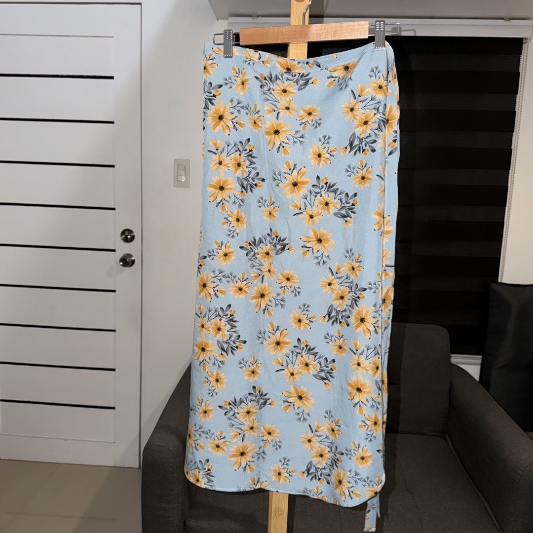 Beach Summer Skirts L-XL PRELOVED (Category: Skirts) located in Valenzuela. Submitted by declutterwithmrll (Listing ID 1440097610, Image 2). Description: - Preloved summer skirts - Size: L-XL - Available in multiple prints and a white option - Perfect for beach or casual wear Note: the last two skirts are in wrapped around style Used once or twice only. Location: Valenzuela.