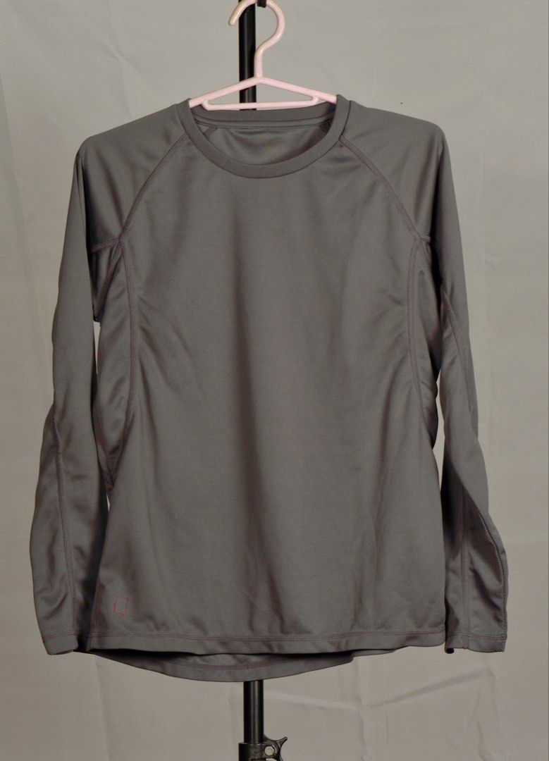 Black Compression Shirt (Category: Activewear) located in Makati City. Submitted by pepperstoremerch (Listing ID 1440110521, Image 1). Description: Black compression shirt Size Small Preloved, good condition Please see pictures.