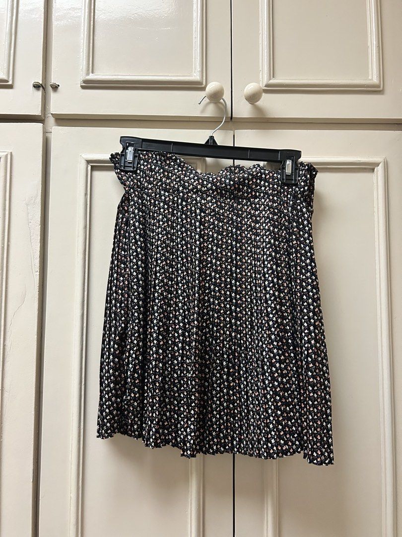 Black Floral Pleated Mini Skirt (Category: Skirts) located in Muntinlupa City. Submitted by caradb (Listing ID 1439996796, Image 1). Description: - Cute black mini skirt - Delicate floral print - Pleated design - Comfortable elastic waistband - Perfect for casual or chic looks - Easy to pair with various tops.
