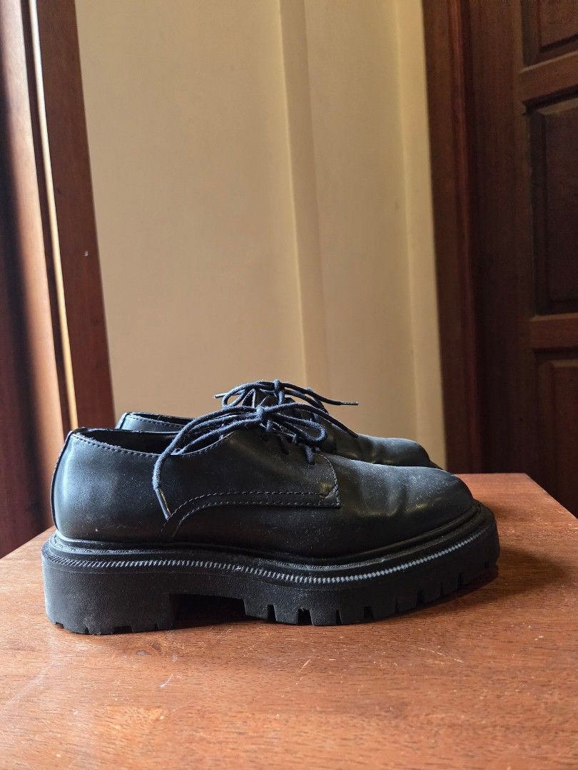 Black Leather Oxford Shoes (Category: Loafers) located in Quezon City. Submitted by chillisauce_ (Listing ID 1440020763, Image 3). Description: .