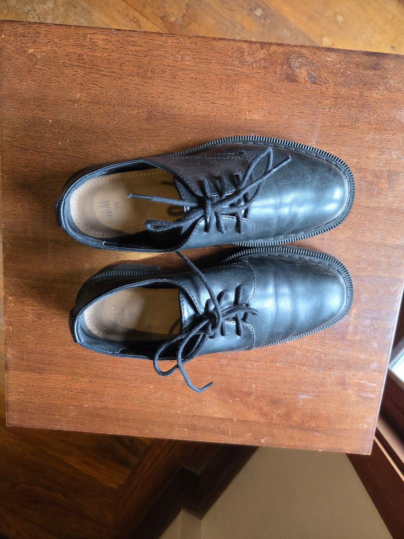 Black Leather Oxford Shoes (Category: Loafers) located in Quezon City. Submitted by chillisauce_ (Listing ID 1440020763, Image 2). Description: .