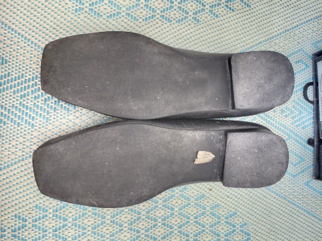 black leather parisian loafers (Category: Loafers) located in Mabalacat. Submitted by twilight_radar (Listing ID 1440090362, Image 3). Description: like new.
