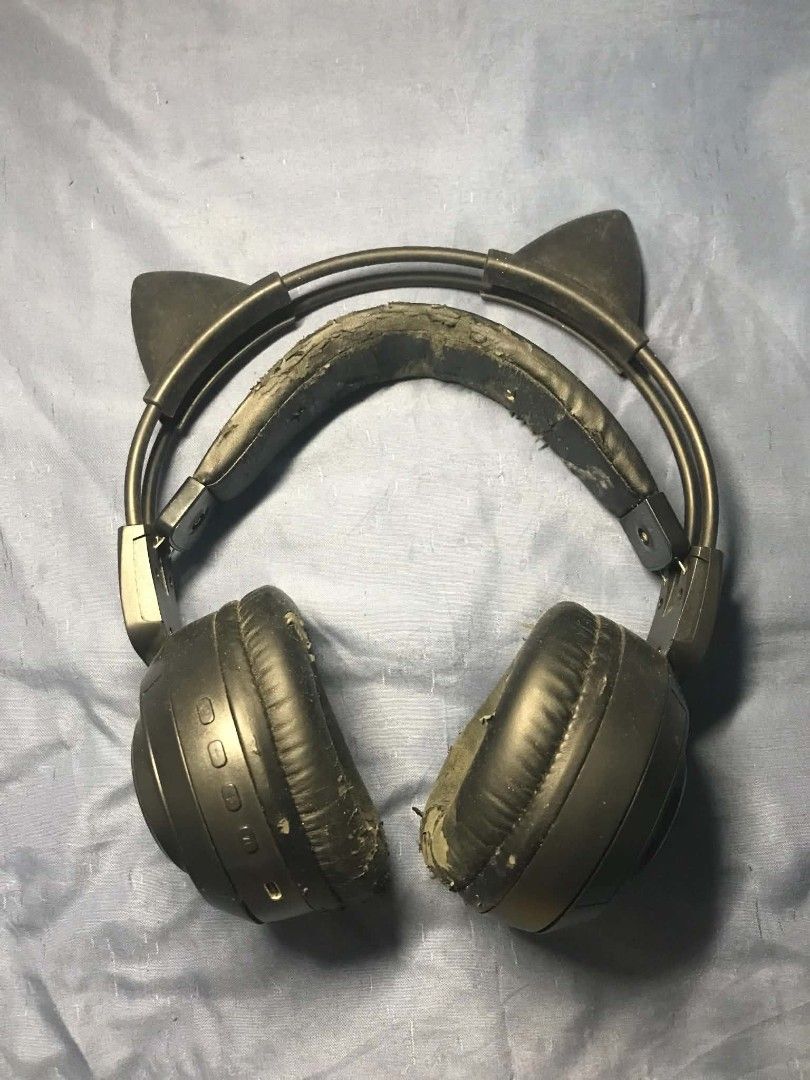 Bluetooth Headphones with cat ears (Category: Headphones & Headsets) located in Santa Rosa. Submitted by itsnotjgirl (Listing ID 1440071532, Image 3). Description: ● Bluetooth headphones with cat ears ● All buttons working ● nag babalat, pwede siguro palitan ● ginagamit ko din noon for valorant and LOL ● RFS: decluttering and di na ko naglalaro ● with freebies can ship via j&t, Lalamove, and LBC loc: Tagapo, Santa Rosa, Laguna.