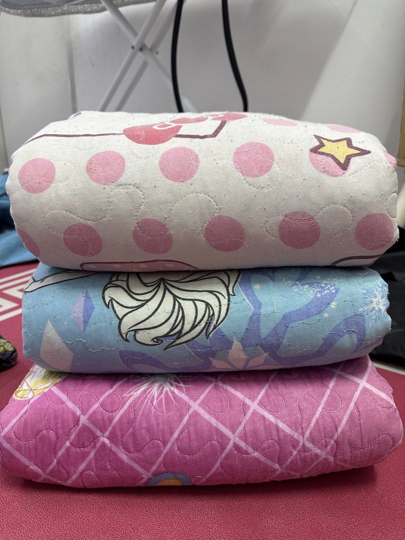 Cadar patchwork QUEEN size (Category: Bedding & Towels) located in Senawang. Submitted by shirapink91 (Listing ID 1440033683, Image 1). Description: Nak letgo semua cadar patchwork for RM15 only. Ade tema frozen, hello kitty & barbie. Not for fussy buyer. .