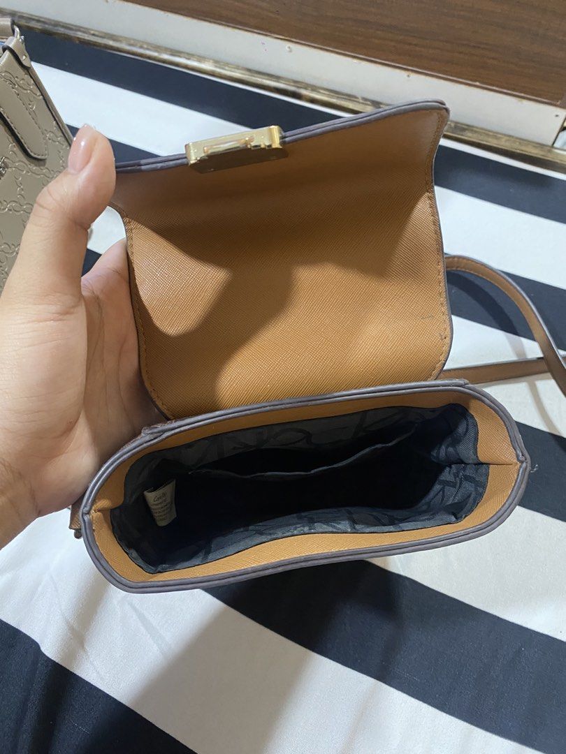 Calvin Klein Monogram Box Bag with Strap (Category: Luxury Bags & Wallets) located in Bulacan. Submitted by pmlsg (Listing ID 1440033410, Image 3). Description: - Stylish Calvin Klein box bag - Signature monogram print - Top handle - Detachable crossbody strap for versatile carrying - Lined interior with compartments - Secure gold-tone clasp closure.