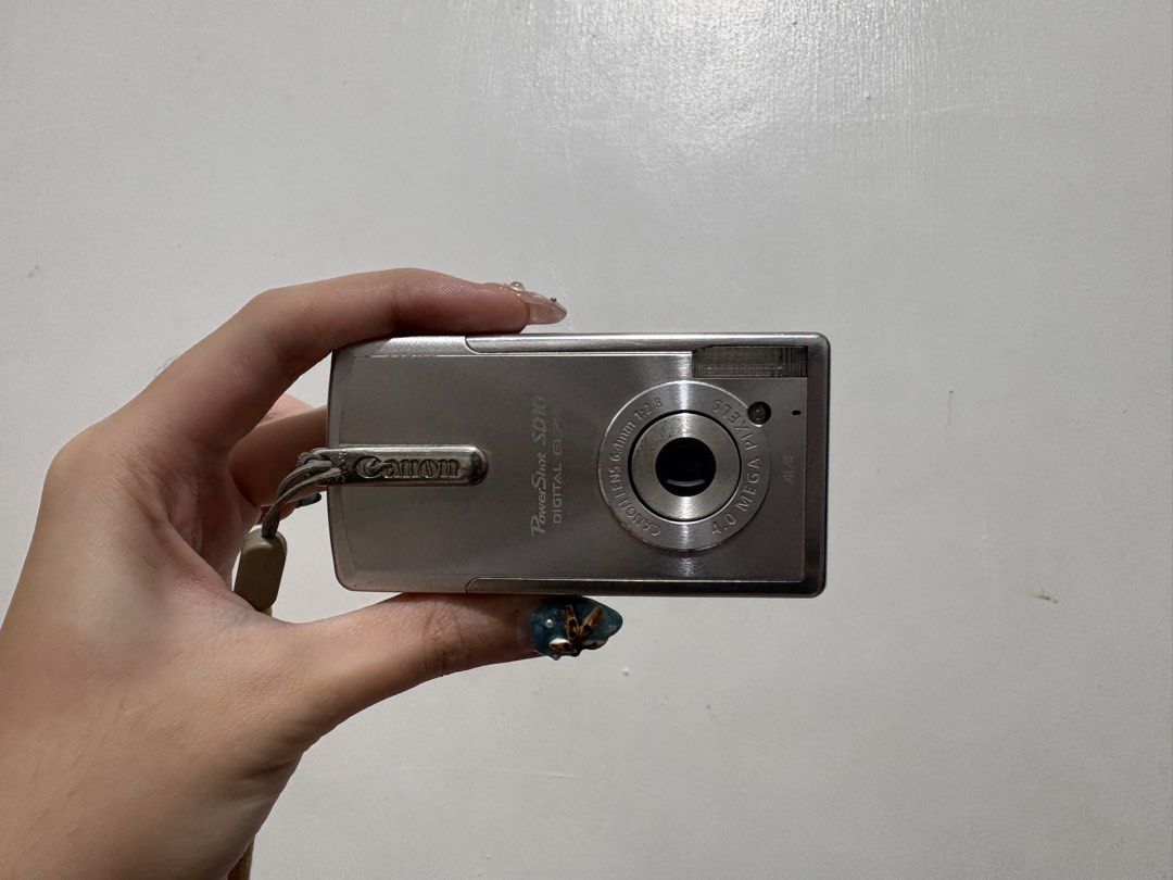 Canon PC1060 (Canon Powershot SD10 Digital Elph) (Category: Cameras) located in Taguig. Submitted by yuni.archives (Listing ID 1440166442, Image 2). Description: ˙✧˖°📷 𝗖𝗮𝗻𝗼𝗻 𝗣𝗖𝟭𝟬𝟲𝟬 (𝗖𝗮𝗻𝗼𝗻 𝗣𝗼𝘄𝗲𝗿𝘀𝗵𝗼𝘁 𝗦𝗗𝟭𝟬 𝗗𝗶𝗴𝗶𝘁𝗮𝗹 𝗘𝗹𝗽𝗵) ꕤ 𝐩𝐫𝐞-𝐨𝐰𝐧𝐞𝐝 𝐒𝐩𝐞𝐜𝐬 𖦹 4 megapixels 𖦹 5.7x optical 𖦹 5-point Al auto focus (AiAF) 𖦹 CCD sensor 𝐌𝐨𝐝𝐞𝐬 𖦹 Super Macro Mode 𖦹 Quick Shot Function Mode 𖦹 Movie mode ꕤ 𝙁𝙪𝙡𝙡