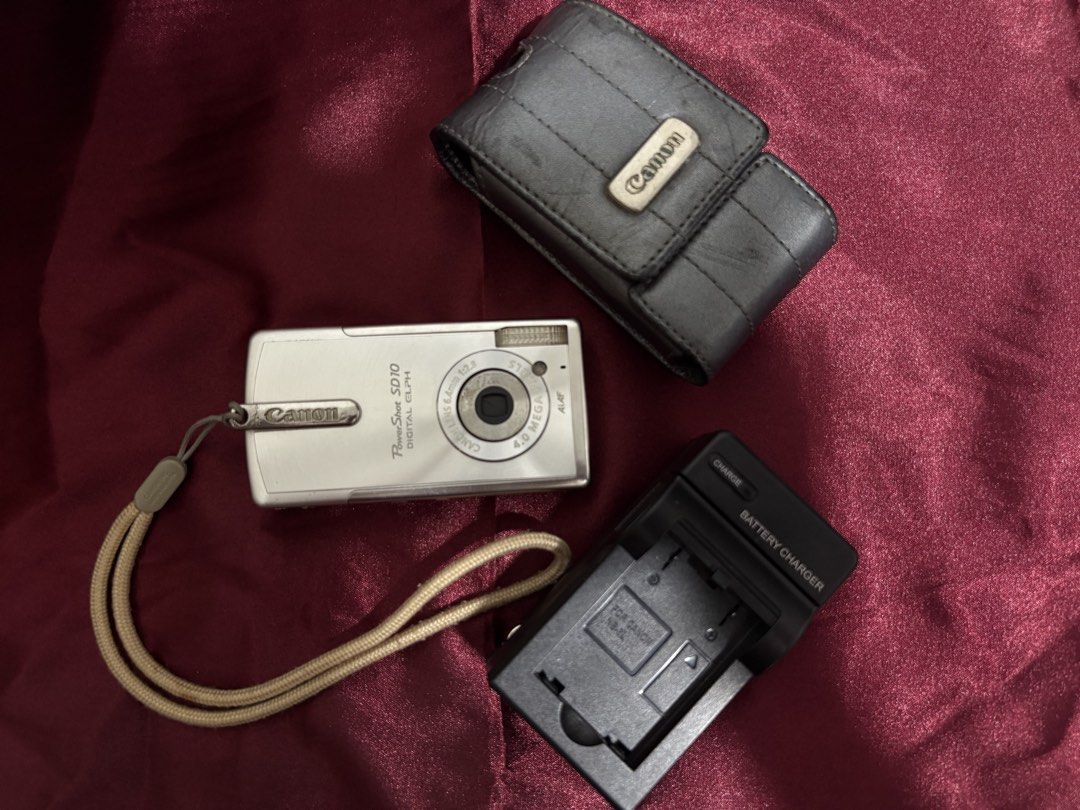 Canon PC1060 (Canon Powershot SD10 Digital Elph) (Category: Cameras) located in Taguig. Submitted by yuni.archives (Listing ID 1440166442, Image 1). Description: ˙✧˖°📷 𝗖𝗮𝗻𝗼𝗻 𝗣𝗖𝟭𝟬𝟲𝟬 (𝗖𝗮𝗻𝗼𝗻 𝗣𝗼𝘄𝗲𝗿𝘀𝗵𝗼𝘁 𝗦𝗗𝟭𝟬 𝗗𝗶𝗴𝗶𝘁𝗮𝗹 𝗘𝗹𝗽𝗵) ꕤ 𝐩𝐫𝐞-𝐨𝐰𝐧𝐞𝐝 𝐒𝐩𝐞𝐜𝐬 𖦹 4 megapixels 𖦹 5.7x optical 𖦹 5-point Al auto focus (AiAF) 𖦹 CCD sensor 𝐌𝐨𝐝𝐞𝐬 𖦹 Super Macro Mode 𖦹 Quick Shot Function Mode 𖦹 Movie mode ꕤ 𝙁𝙪𝙡𝙡