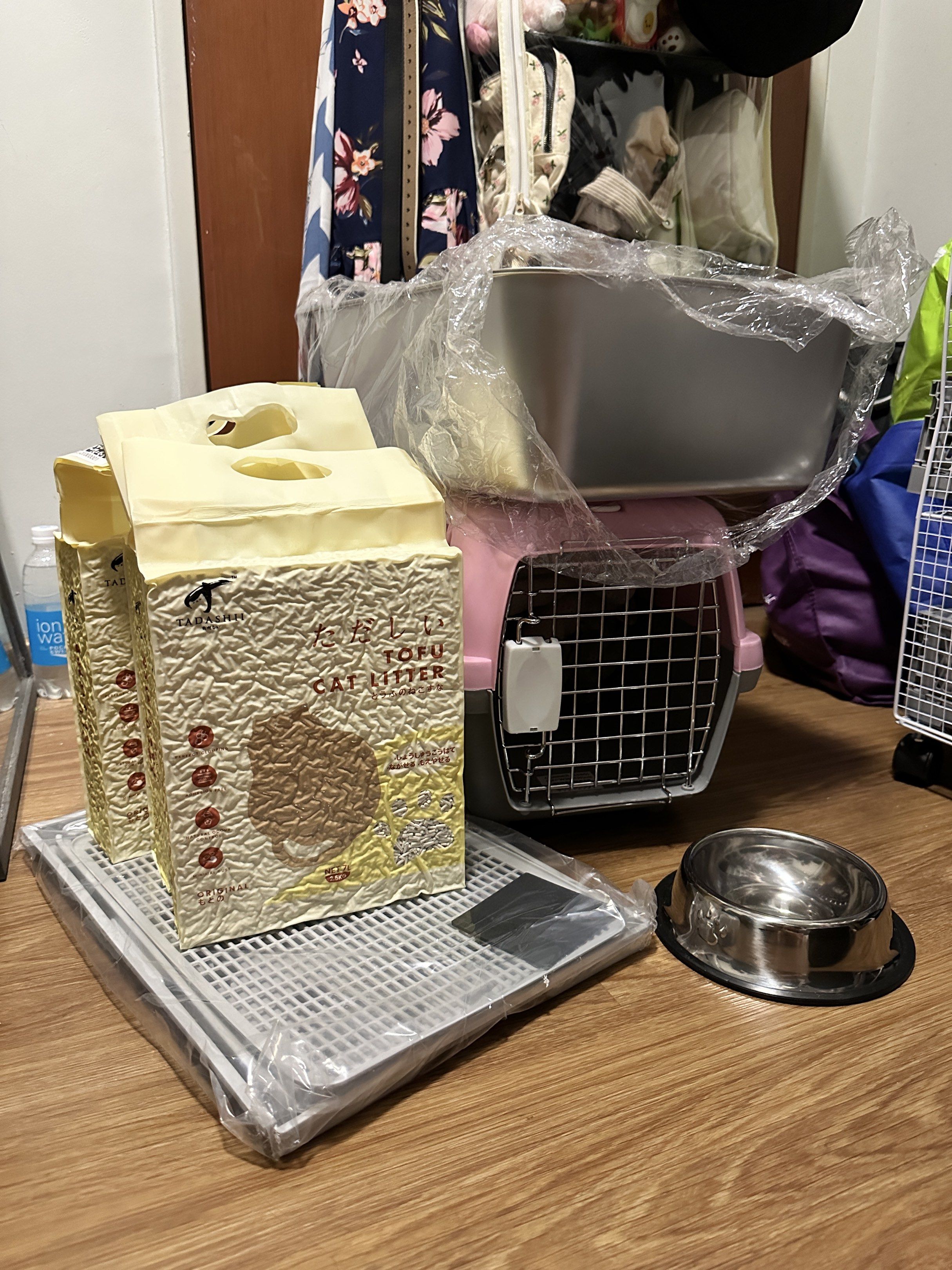Cat Basic needs package (Category: Homes & Other Pet Accessories) located in Singapore. Submitted by joyleyclothes (Listing ID 1440170613, Image 1). Description: SELF COLLECTION ONLY AT KHATIB/YISHUN BOUGHT PRICE ($89.30) litter mat (28.5x42x2cm) - $11.30 stainless steel cat litter w shovel (35x45x15cm) - $29 cat litter - $15 hard carrier - $30 pet bowl (13cm diameter) - $4 SELLING PRICE ($77) litter mat (28.5x42x2cm) - $10 stainless steel cat li