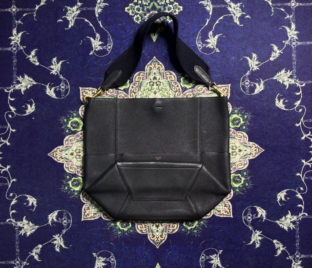 Celine Seau Sangle Leather Tote (Category: Luxury Bags & Wallets) located in Valenzuela. Submitted by telagram (Listing ID 1440173675, Image 1). Description: .