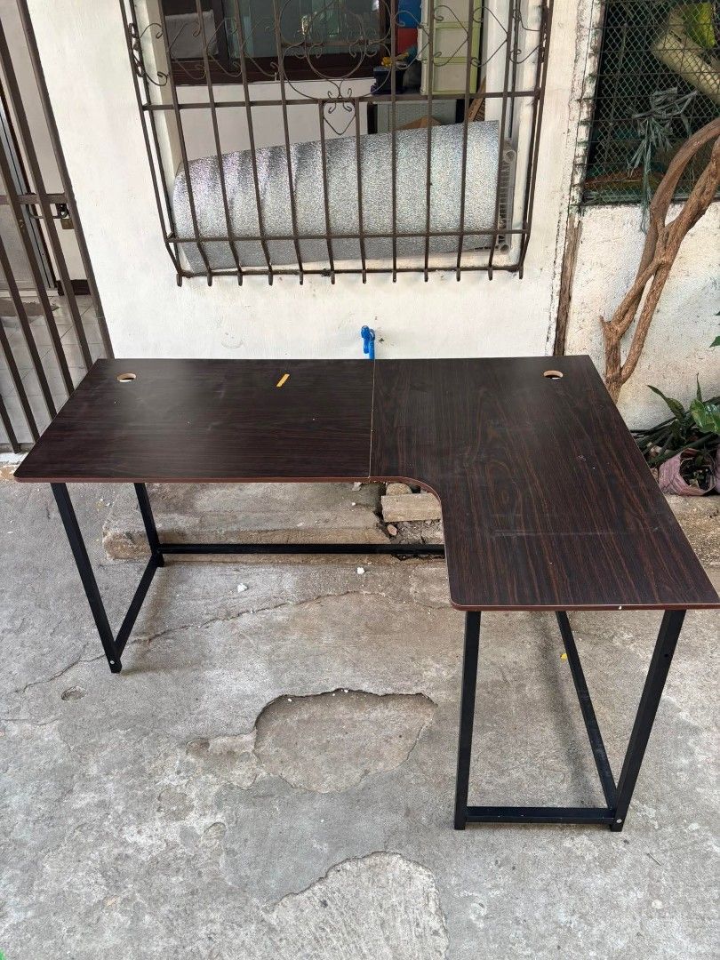 Computer table ASSEMBLed (Category: Tables & Sets) located in Manila. Submitted by dolorchris69891 (Listing ID 1440084328, Image 2). Description: LSHAPE computer TABLE L140*60/100W*75cm H 2500 ASSEMBLED.