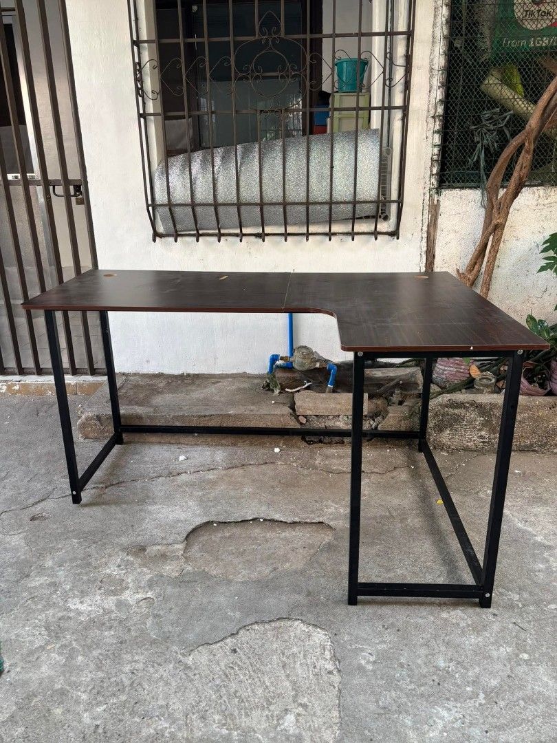 Computer table ASSEMBLed (Category: Tables & Sets) located in Manila. Submitted by dolorchris69891 (Listing ID 1440084328, Image 1). Description: LSHAPE computer TABLE L140*60/100W*75cm H 2500 ASSEMBLED.