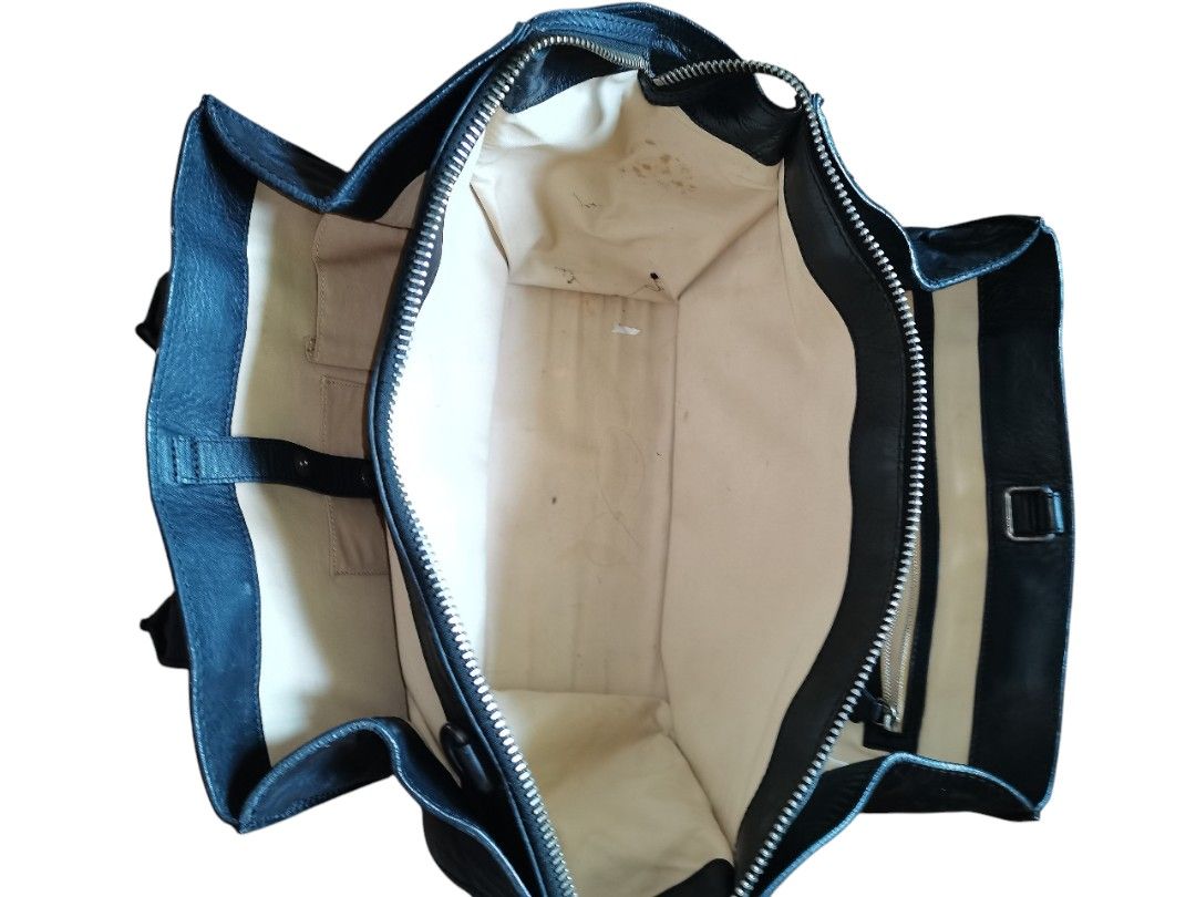 Costume national bag (Category: Tote Bags) located in Manila. Submitted by eagerbeaverph (Listing ID 1440129393, Image 3). Description: Custome national italy bag H 8.5 inches W 11.5 D 7 Signs of usage chips rubs and scratches on leather Please see detailed pics Missing sling Neg Dm.
