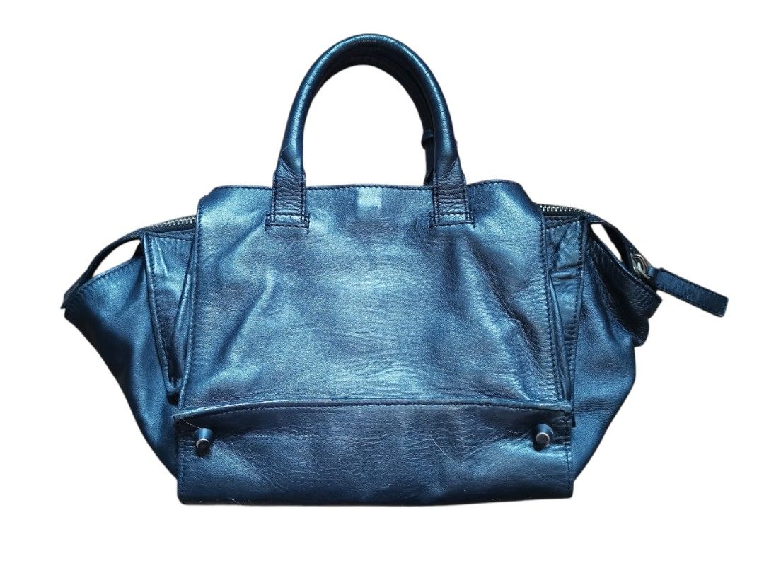 Costume national bag (Category: Tote Bags) located in Manila. Submitted by eagerbeaverph (Listing ID 1440129393, Image 2). Description: Custome national italy bag H 8.5 inches W 11.5 D 7 Signs of usage chips rubs and scratches on leather Please see detailed pics Missing sling Neg Dm.