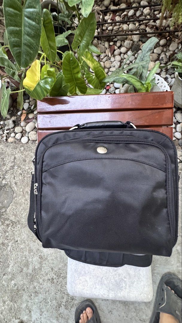 Dell Black Laptop Bag with Shoulder Strap (Category: Laptop Bags & Sleeves) located in Santa Cruz. Submitted by maqui15 (Listing ID 1439993383, Image 2). Description: - Durable black Dell laptop bag - Padded shoulder strap for comfort - Multiple compartments for organization - Quick-access front pocket - Designed for laptop protection during travel and commutes.