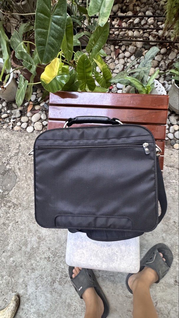 Dell Black Laptop Bag with Shoulder Strap (Category: Laptop Bags & Sleeves) located in Santa Cruz. Submitted by maqui15 (Listing ID 1439993383, Image 3). Description: - Durable black Dell laptop bag - Padded shoulder strap for comfort - Multiple compartments for organization - Quick-access front pocket - Designed for laptop protection during travel and commutes.