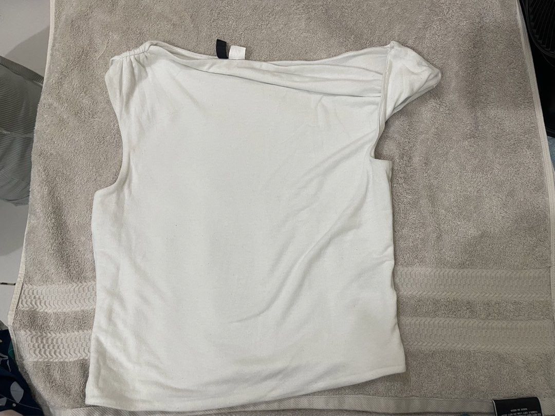 Divided White Off-Shoulder Drape Top (Category: Blouses) located in Makati City. Submitted by cheerycheetos (Listing ID 1440163349, Image 1). Description: FREE if u buy any two items from my listings - Off-shoulder design with flattering drape detail - Perfect for a chic and casual look - Made from comfortable fabric - Has slight himulmol .