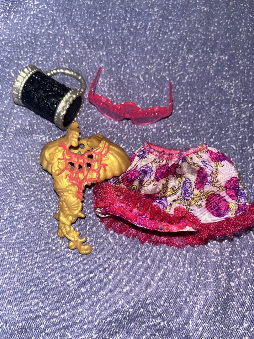 Ever After High Accessories (Category: Kids Toys) located in Pasig City. Submitted by rikaaa_324 (Listing ID 1440030383, Image 2). Description: - Briar Beauty Handbag And Sunglasses (Sold) - Meeshell Mermaid Torso Accessory - Holly O Hair Skirt ( Hairstyle Line ) Set For Take all Dm me for more info.