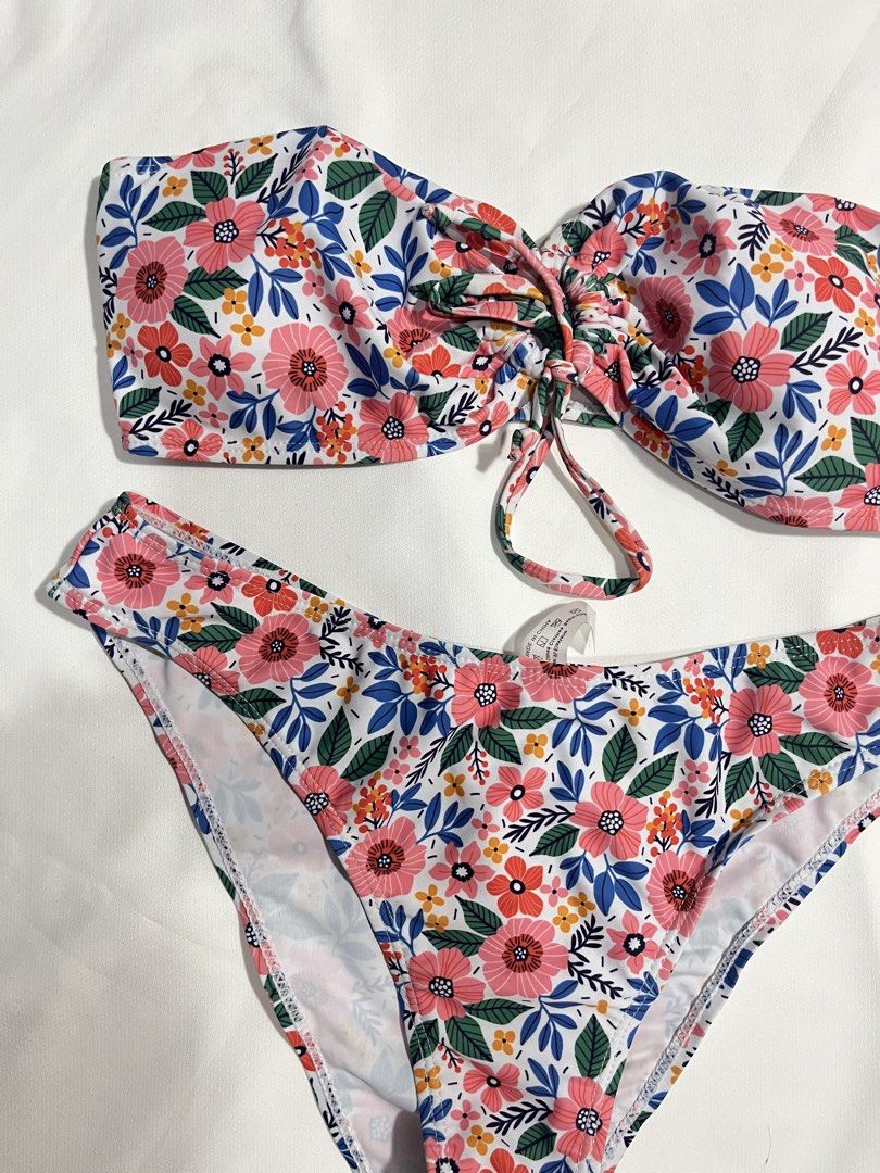 Floral Print Bandeau Bikini Set (Category: Bikinis & Swimsuits) located in Manila. Submitted by girlypop_444 (Listing ID 1440161810, Image 2). Description: Bandeau top with tie detail size M brand new .
