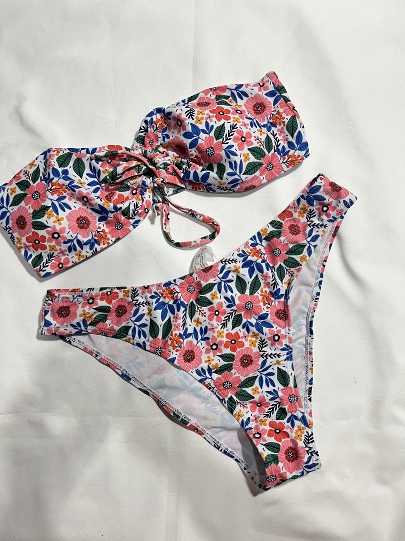 Floral Print Bandeau Bikini Set (Category: Bikinis & Swimsuits) located in Manila. Submitted by girlypop_444 (Listing ID 1440161810, Image 1). Description: Bandeau top with tie detail size M brand new .